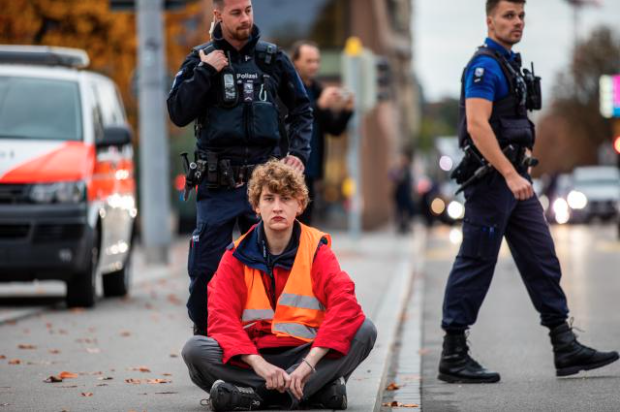 <br><br><br><br><br><br><br><br><br><br><br><br><br><br><br><br><br><br><br>Max Vögtli bei der Strassenblockade von "Renovate Switzerland" des Utoquai Bild: Ursula Häne WOZ